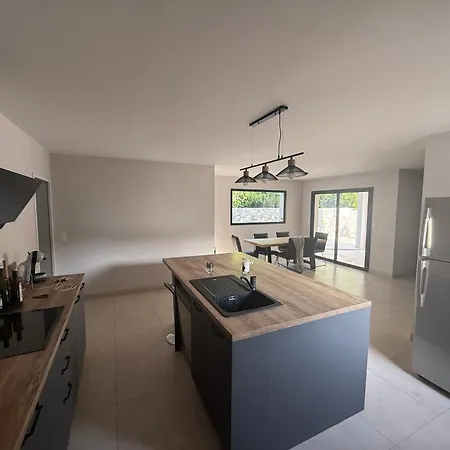 Maison Avec Piscine, Jardin Et Terrasse -